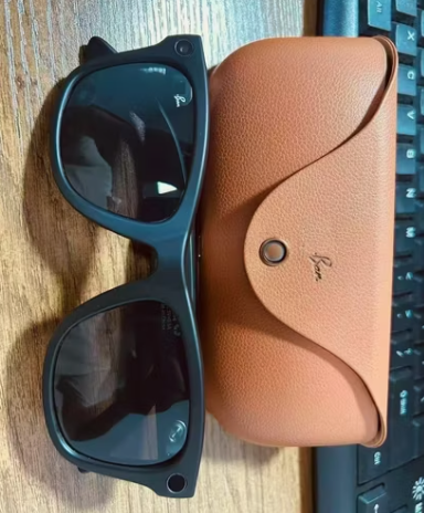 Gafas inteligentes con cristal de sol y estuche marrón